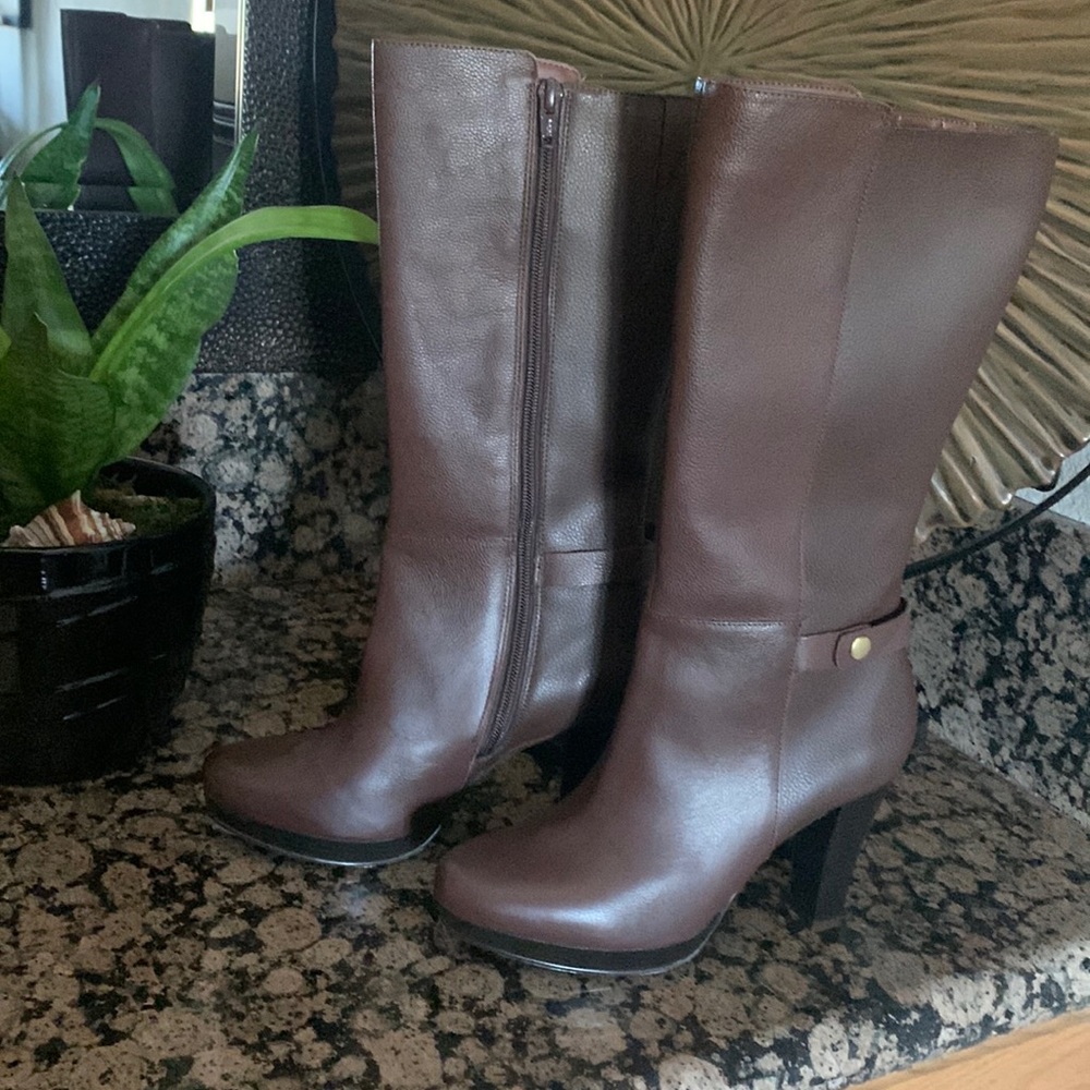 Andrea new boots size 5 brown